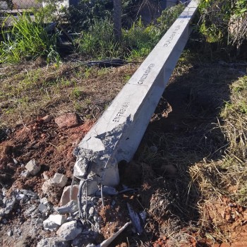 Em um único dia, dois veículos batem contra postes e causam interrupção da energia para 2,6 mil clientes em Prudente